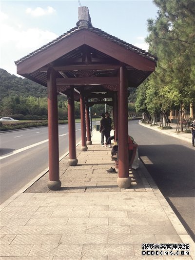 被風(fēng)刮倒一年多 這個公交候車亭何時重建？