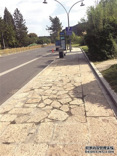 被風(fēng)刮倒一年多 這個公交候車亭何時重建？