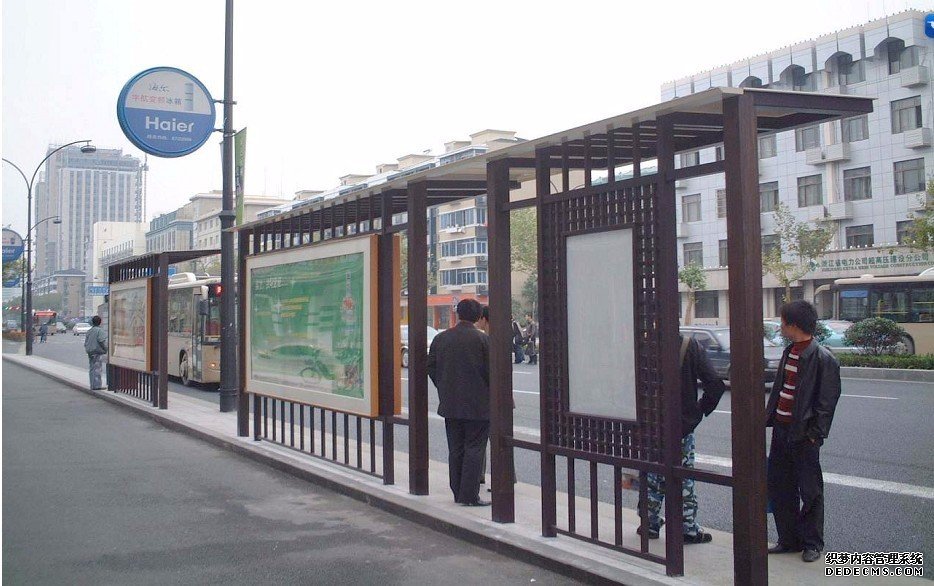 長沙公交候車亭實現(xiàn)框架性解決