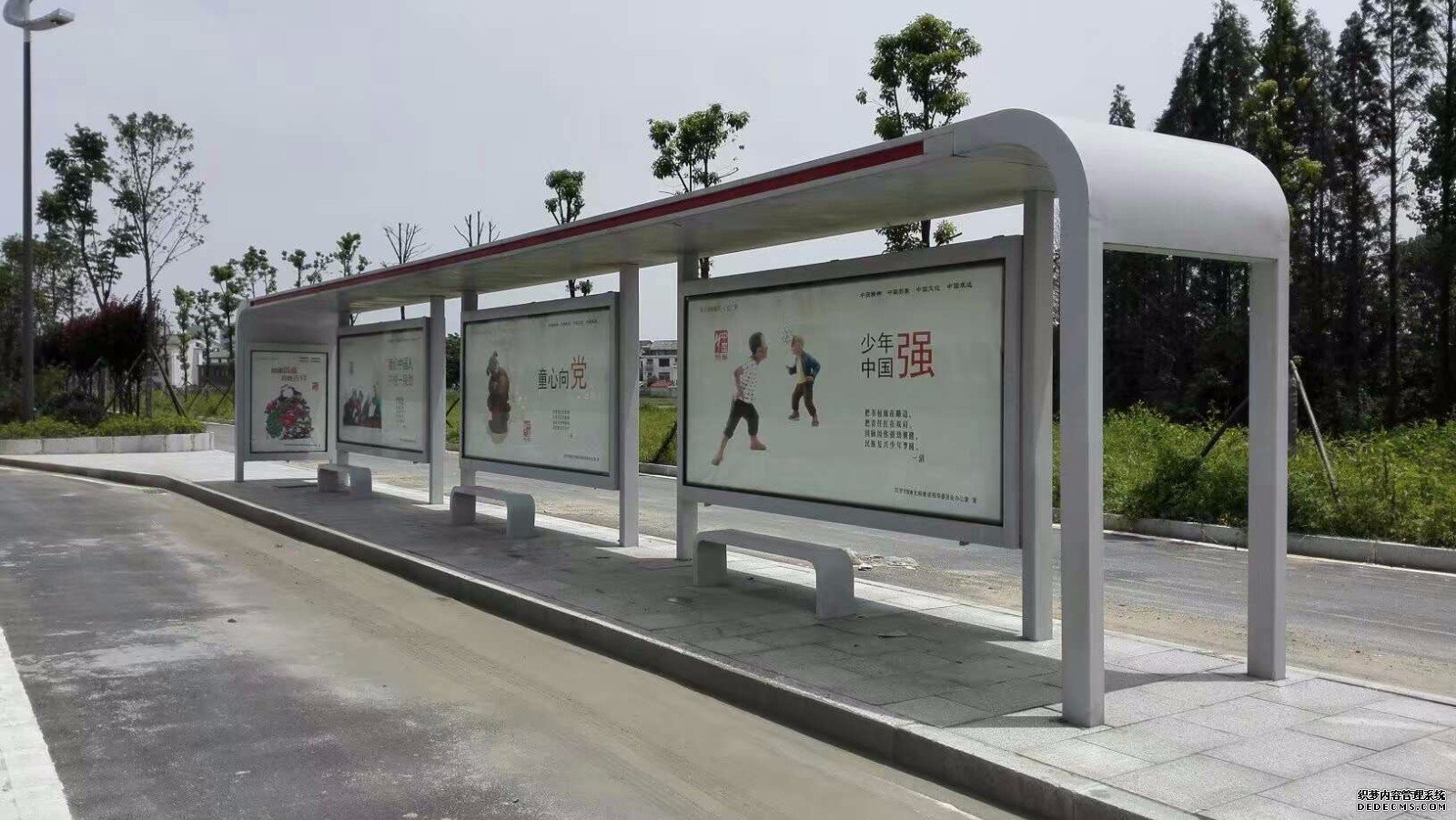 長沙公交候車亭實現(xiàn)框架性解決